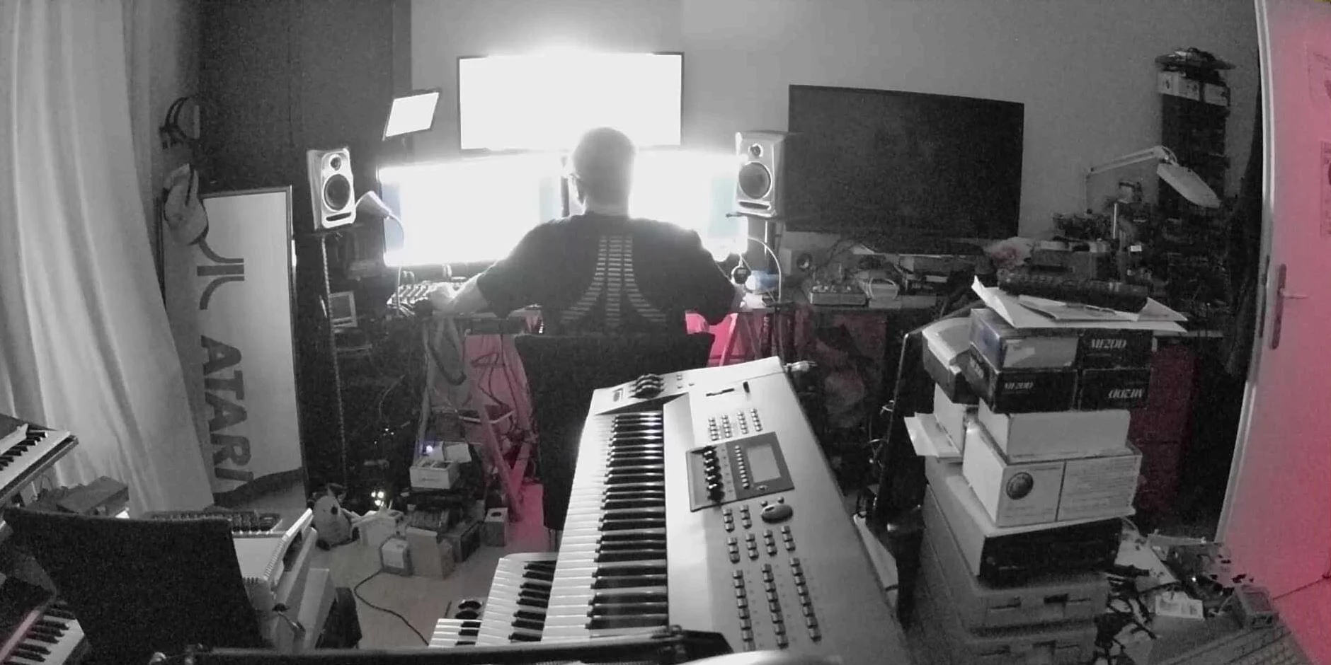 andYManOne am Computerarbeitsplatz mit Musikstudio und technischer Umgebung